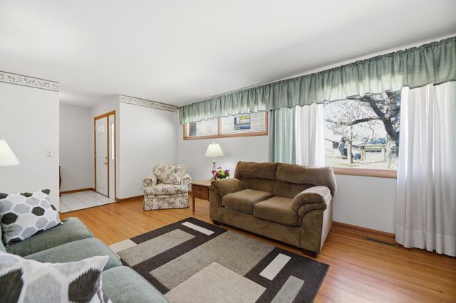 6117 Perryton St, Bel Aire, KS 67220