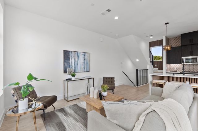 723 W 10th Street 101, Dallas, TX 75208