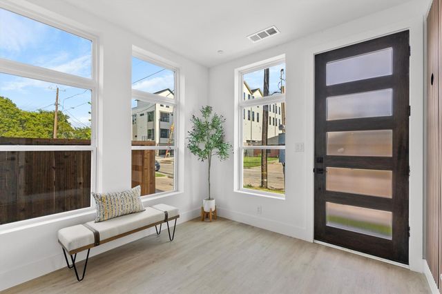 723 W 10th Street 101, Dallas, TX 75208