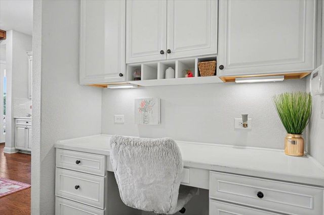 5240 Diamante DR, Spicewood, TX 78669