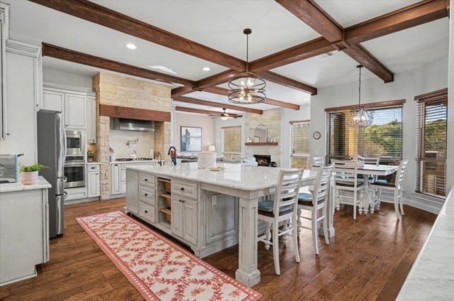 5240 Diamante DR, Spicewood, TX 78669