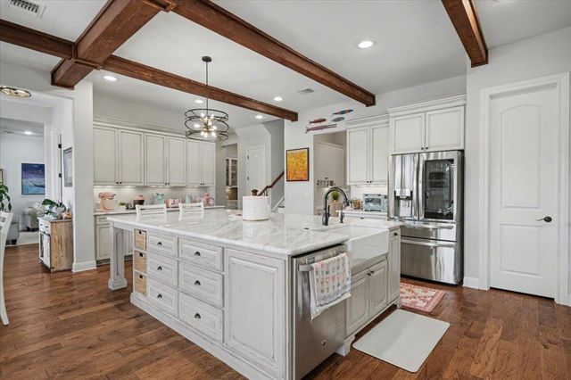 5240 Diamante DR, Spicewood, TX 78669