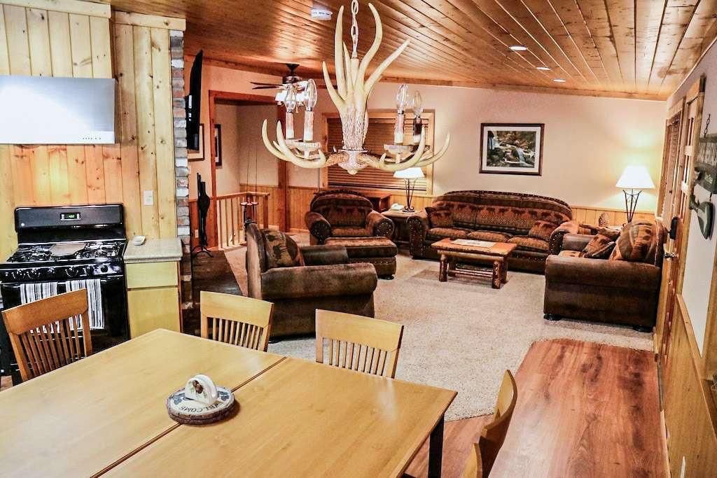 Image 1 of property listing at 52854 Balsam Drive, Oakhurst, CA 93644