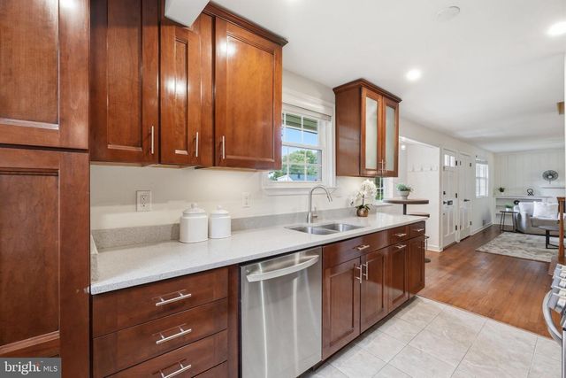 7002 LEE PARK CT, Falls Church, VA 22042