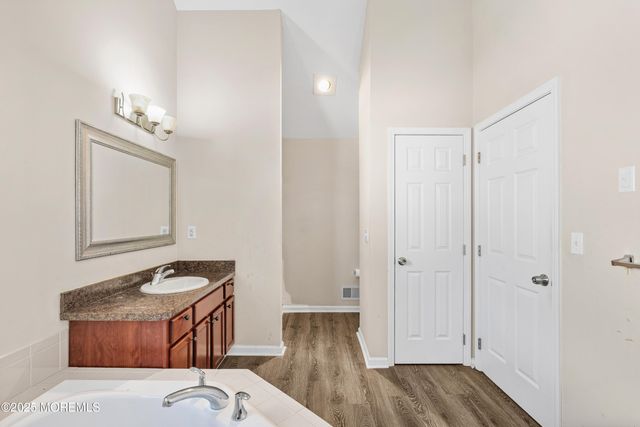 17 Heather Way, Barnegat, NJ 08005