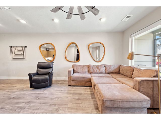170 Sw LANCASTER Ct, Troutdale, OR 97060