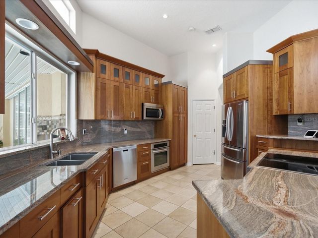 18621 AVENUE CAPRI, Lutz, FL 33558