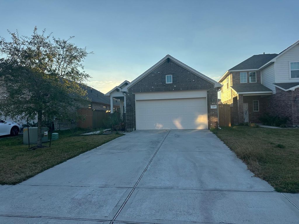 2209 Windy Grove Drive, Texas City, TX 77568