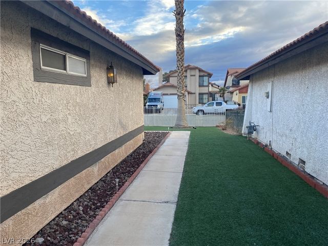 5712 Swimmer Drive, Las Vegas, NV 89110