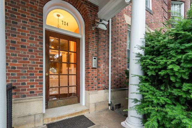 1724 Beacon St 1, Brookline, MA 02445