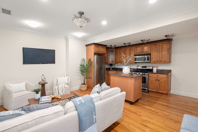1724 Beacon St 1, Brookline, MA 02445