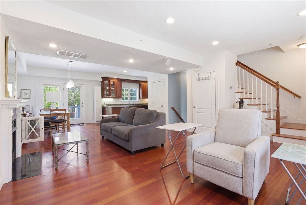 218 South 9, Waltham, MA 02453