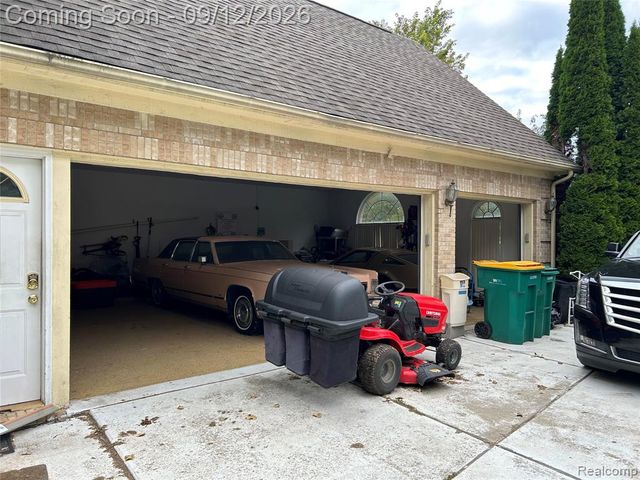 22119 Oakwood Drive, Brownstown, MI 48193