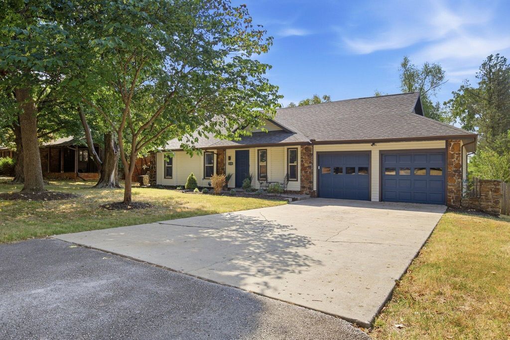 2158 E Cardinal Street, Springfield, MO 65804