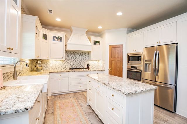 906 Charing Cross, Cave Springs, AR 72718