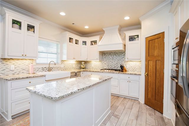 906 Charing Cross, Cave Springs, AR 72718