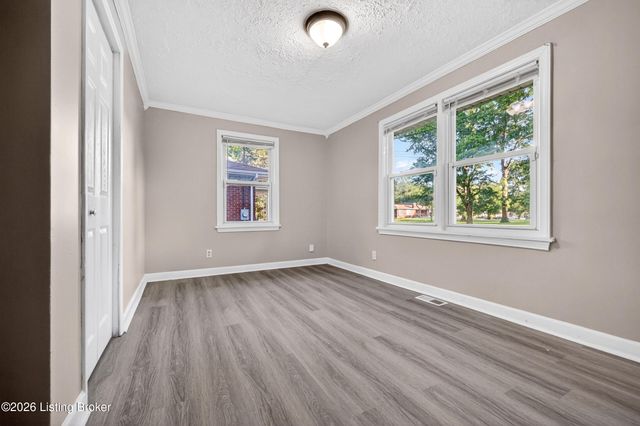 3158 New Lynnview Dr, Louisville, KY 40216