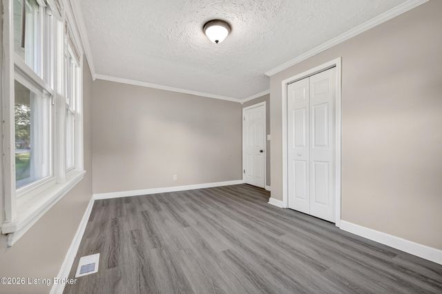 3158 New Lynnview Dr, Louisville, KY 40216