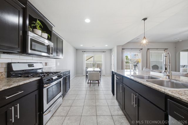 3905 W 105th Place S, Jenks, OK 74037