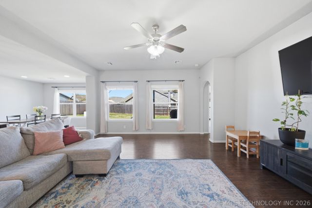 3905 W 105th Place S, Jenks, OK 74037