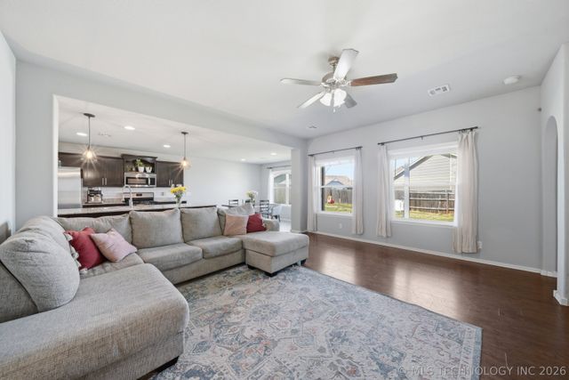 3905 W 105th Place S, Jenks, OK 74037