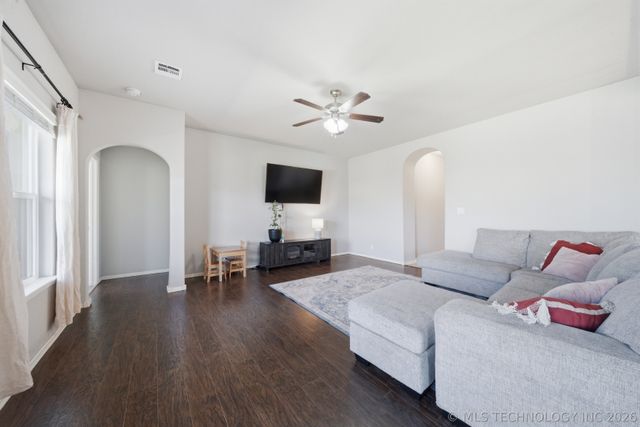 3905 W 105th Place S, Jenks, OK 74037