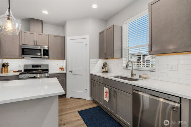 9812 6th Avenue SW, Seattle, WA 98106