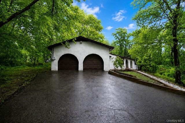 18 Hillside View Road, Mahopac, NY 10541