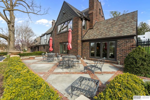 6724 Davenport Street, Omaha, NE 68132