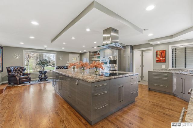 6724 Davenport Street, Omaha, NE 68132