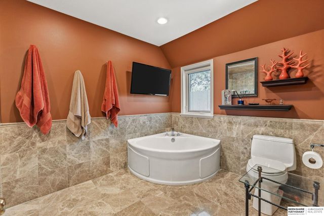 6724 Davenport Street, Omaha, NE 68132