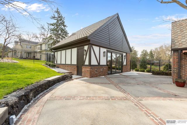 6724 Davenport Street, Omaha, NE 68132
