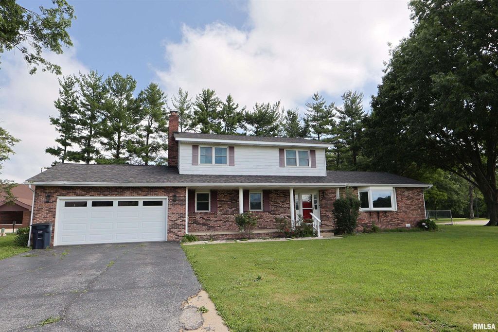 Image 1 of property listing at 102 HAWTHORNE Estates, Salem, IL 62881