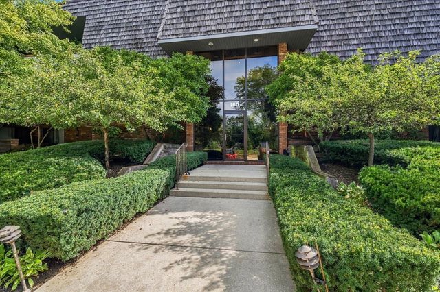 100 Red Top Drive 303, Libertyville, IL 60048