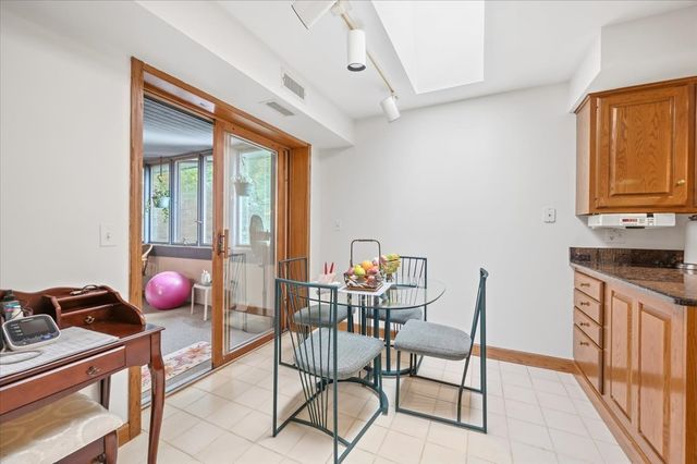 100 Red Top Drive 303, Libertyville, IL 60048