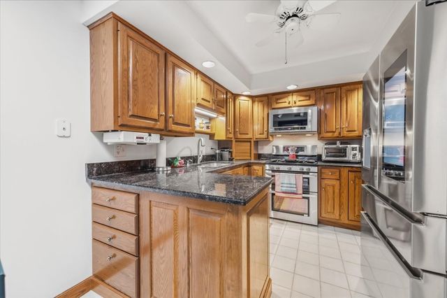 100 Red Top Drive 303, Libertyville, IL 60048