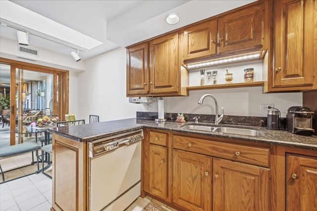 100 Red Top Drive 303, Libertyville, IL 60048