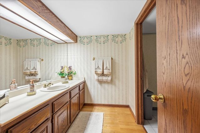 100 Red Top Drive 303, Libertyville, IL 60048