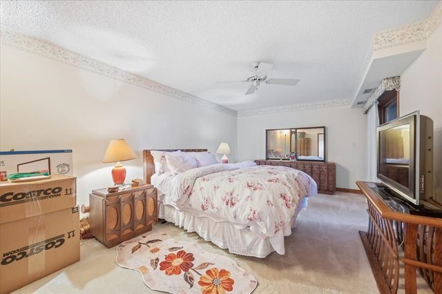 100 Red Top Drive 303, Libertyville, IL 60048