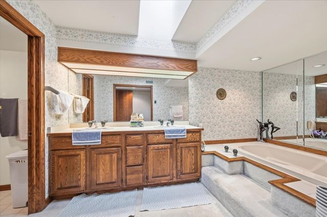 100 Red Top Drive 303, Libertyville, IL 60048