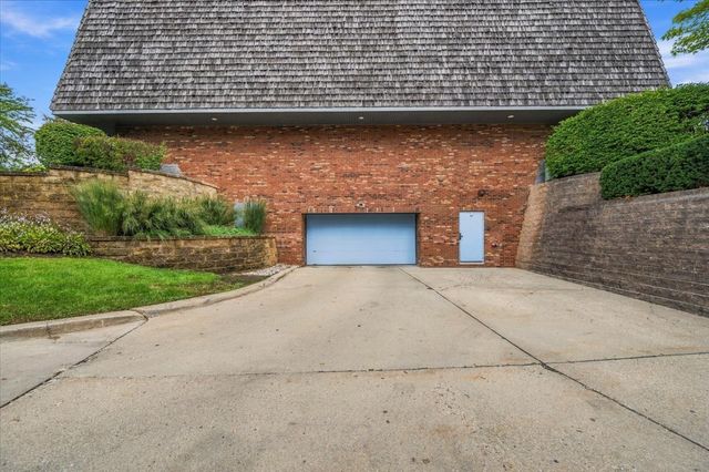 100 Red Top Drive 303, Libertyville, IL 60048