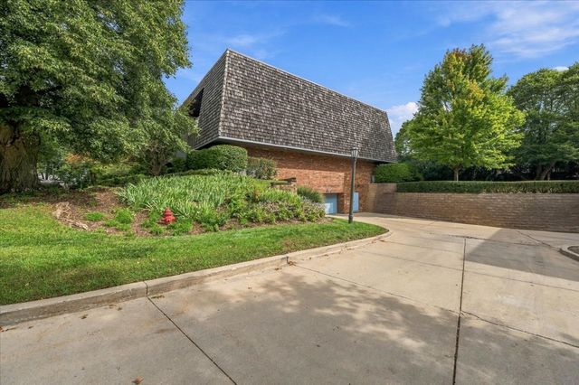 100 Red Top Drive 303, Libertyville, IL 60048