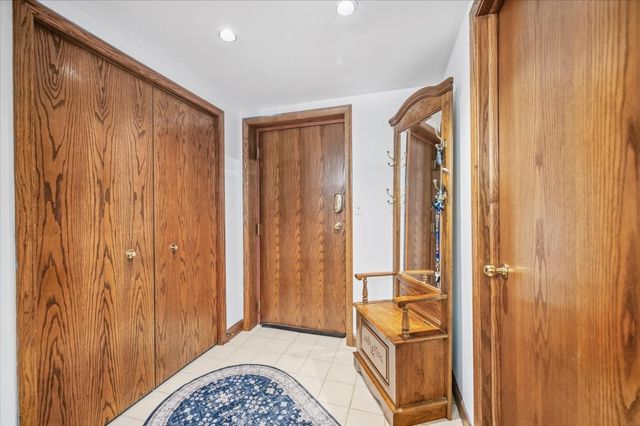 100 Red Top Drive 303, Libertyville, IL 60048