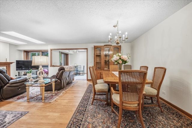 100 Red Top Drive 303, Libertyville, IL 60048