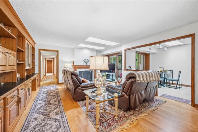 100 Red Top Drive 303, Libertyville, IL 60048