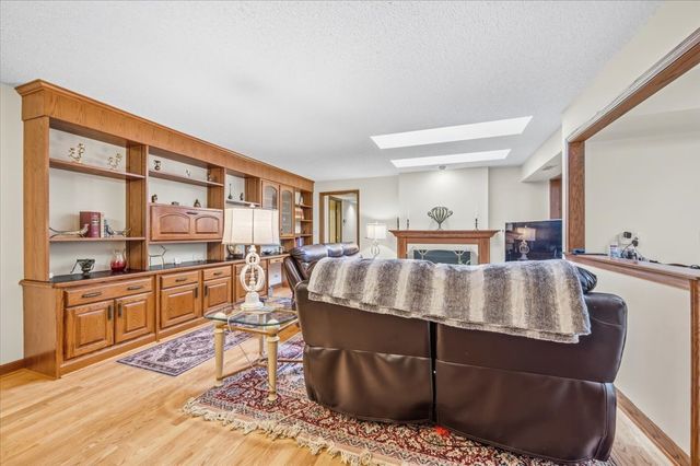 100 Red Top Drive 303, Libertyville, IL 60048
