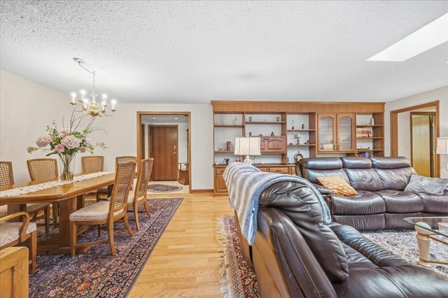 100 Red Top Drive 303, Libertyville, IL 60048