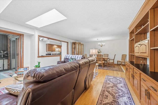 100 Red Top Drive 303, Libertyville, IL 60048