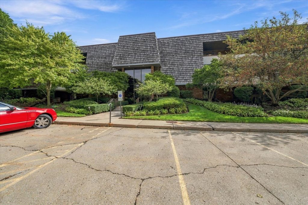 100 Red Top Drive 303, Libertyville, IL 60048