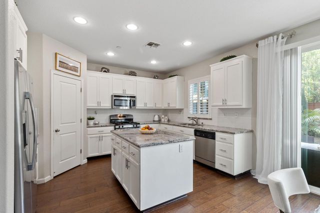 9848 Porto Bay Dr, Elk Grove, CA 95757